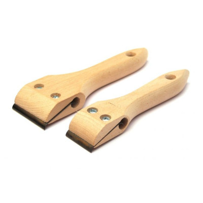 Skrobak, cyklina w oprawie drewnianej.